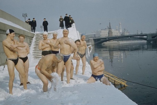 Моржи на Кропоткинской (Пречистенской) набережной, 1961 год.

Мы в..0