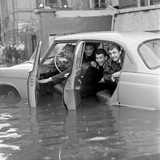 Москва после дождя , 1966 г .

Мы в ТГ..0