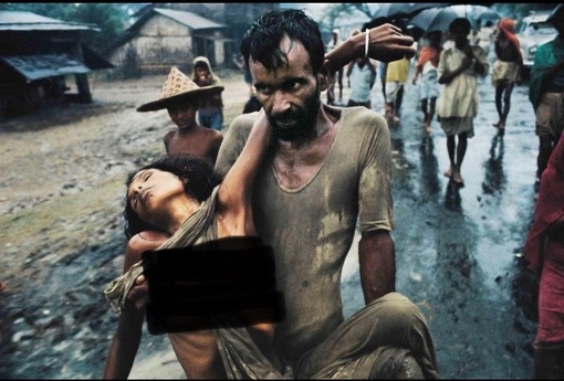 Мужчина несёт свою больную жену во время эпидемии холеры в..0