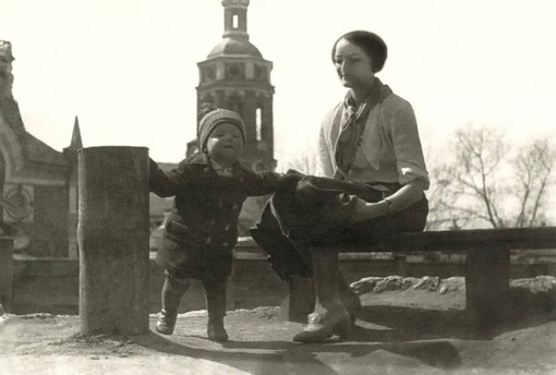 На прогулке с мамой . Москва , 1935 г .

Мы в ТГ..0