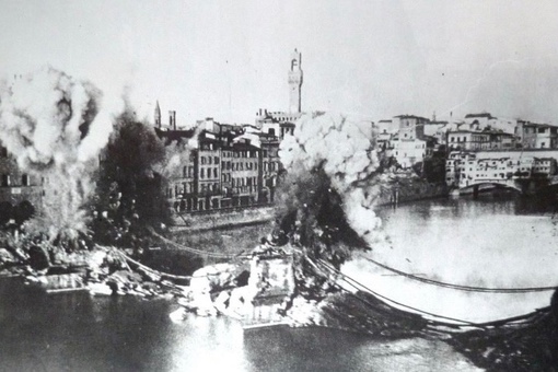 Нацисты подрывают средневековые мосты во время американского..0