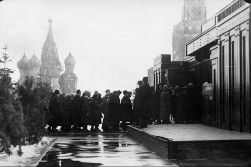 Очередь в Мавзолей . Москва , 1925 г .

Мы в ТГ..0