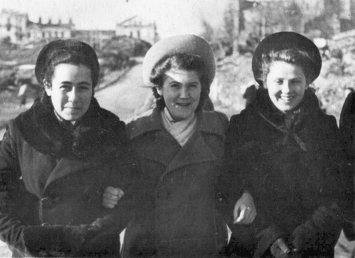 Одноклассницы . Минск , 1946 г .

Мы в ТГ..0