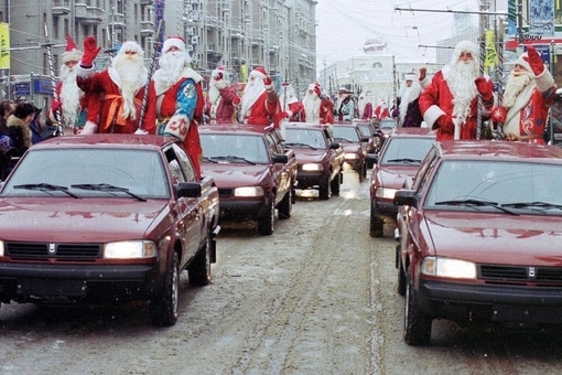 Парад Дед Морозов на Тверской улице. Москва 2000 г .

Мы в ТГ..0