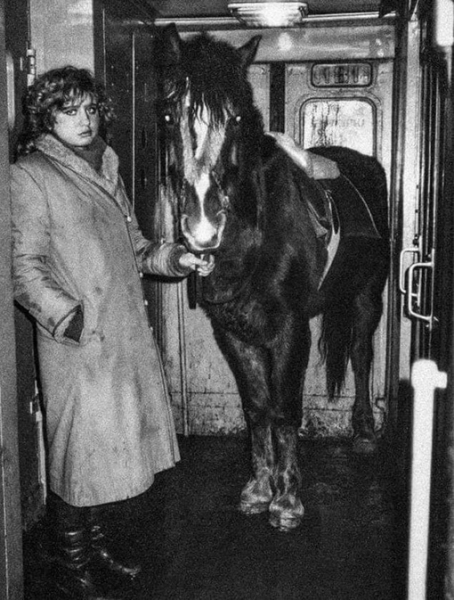 Пассажиры пригородной электрички . Ленинградская область , 1990-е..0