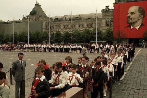 Пионеры посещают Мавзолей . Москва , 1975 г.

Мы в ТГ..0