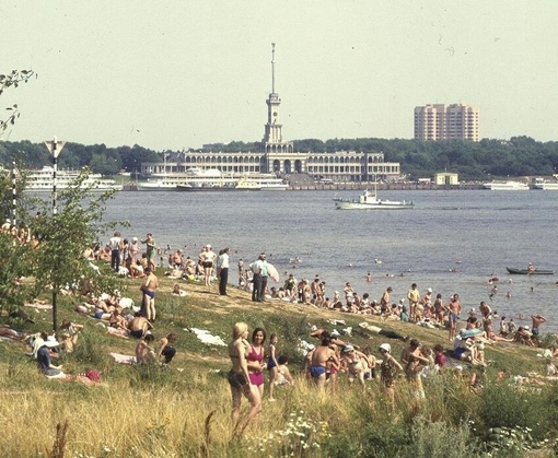 Пляж на Химкинском водохранилище . Москва , 1978 г .

Мы в ТГ..0