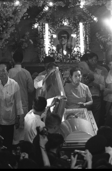 Похороны  Брюса Ли . Гонконг , 1973 г .

Мы в ТГ..0