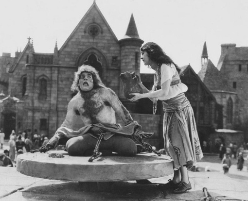 Рекламное фото из фильма «Горбун из Нотр-Дама». США ,1923 г.

Мы в ТГ..0
