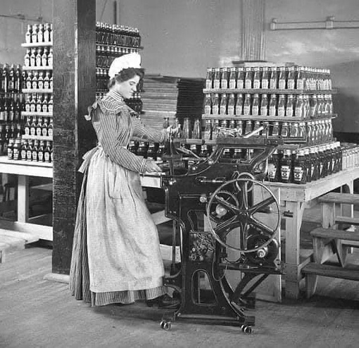 Розлив кетчупа на фабрике Heinz, Питтсбург, 1897 год.

Мы в ТГ..0