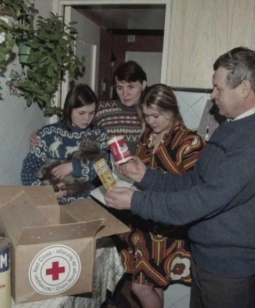 Русская семья осматривает гуманитарную помощь из Норвегии , 1991 г..0