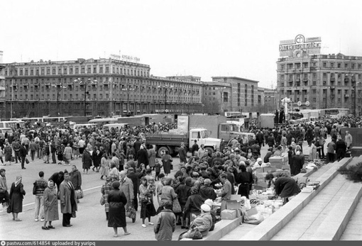 Рынок на пл.Революции, Челябинск, 1990-1995гг.

Мы в ТГ..0