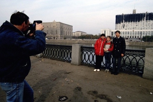 Семейный портрет . Москва , 1993 г .

Мы в ТГ..0