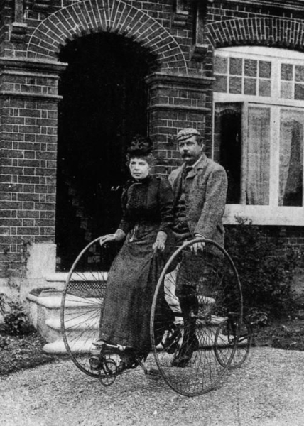 Сэр Артур Конан Дойл с женой Мэри на велосипедной прогулке...0