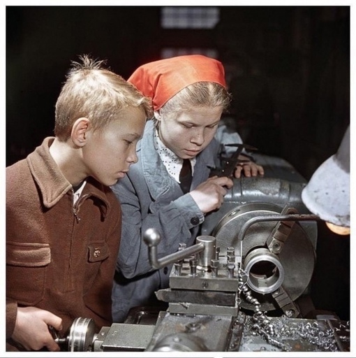 Школьный урок труда . Капотня , 1958 г .

Мы в ТГ..0