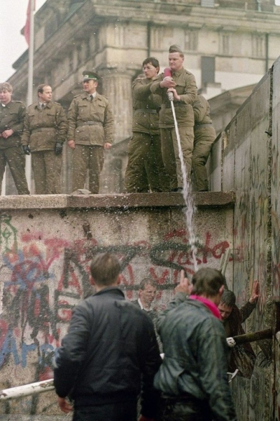 Сотрудники пограничной службы ГДР поливают  водой гражданских..0