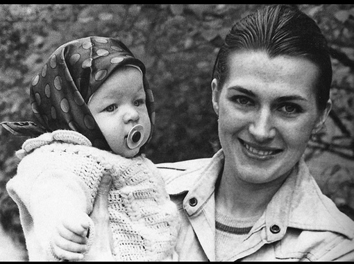 Советская актриса Галина Логинова с дочерью Милицой .Киев , 1976 г..0