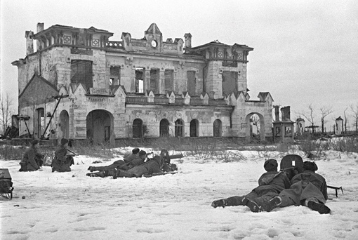 Советские солдаты ведут бой в городе Пушкине, 21 января 1944 г.

Мы в..0