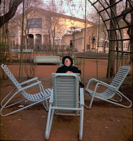 Спящий мужчина в Парке Горького, 1967 год.

Мы в ТГ..0