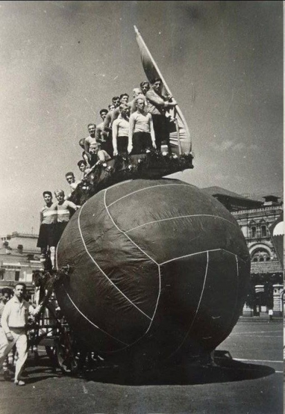 Спортивный парад на Красной площади. Москва, 1936г.

Мы в ТГ..0