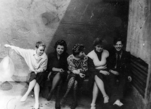 Старшеклассники курят за школой . Москва , 1987 г .

Мы в ТГ..0