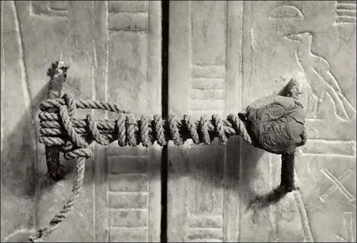 Столетие назад археологи раскрыли саркофаг фараона Тутанхамона,..0