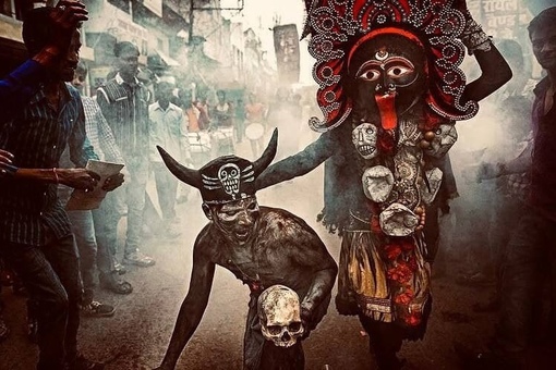 Священнослужители и верные богине Кали. Индия, наши дни.

Мы в ТГ..4