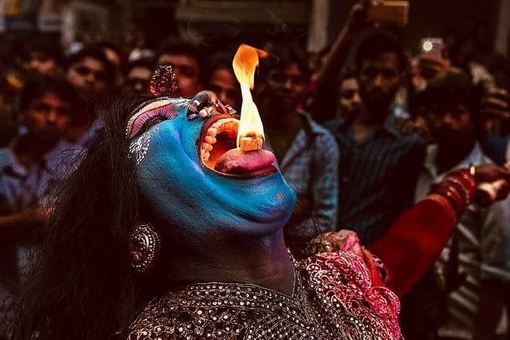 Священнослужители и верные богине Кали. Индия, наши дни.

Мы в ТГ..1