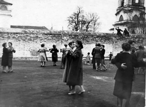 Танцы . Владимирская область, 1960-е .

Мы в ТГ..0