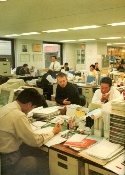 Том Йорк из Radiohead тоскливо взирает на офисную суету, Япония, 1997..1