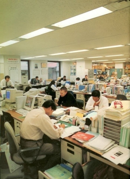 Том Йорк из Radiohead тоскливо взирает на офисную суету, Япония, 1997..2