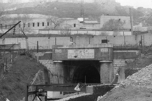 Тоннель имени тов. Сталина .  Владивосток , 1984 г .

Мы в ТГ..0