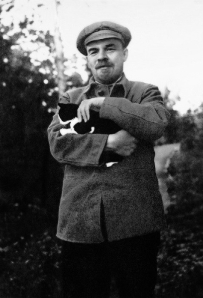 Товарищ Ленин с котом . Москва , 1922 г .

Мы в ТГ..0
