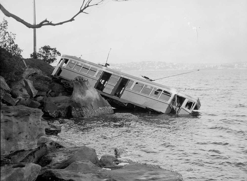 Трамвай сошёл с рельс . Австралия , 1952 г .

Мы в ТГ..0