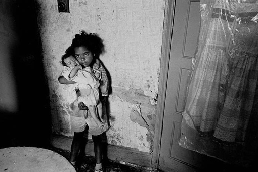 Трущобы Бирмингема . Англия , 1970-е .

Мы в ТГ..7