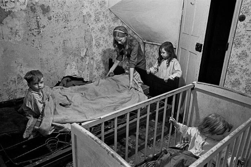 Трущобы Бирмингема . Англия , 1970-е .

Мы в ТГ..5