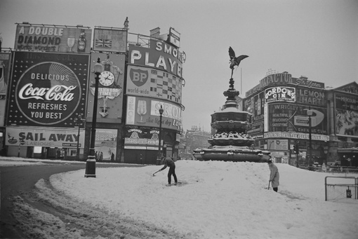 Уборка снега центре площади Пикадилли в Лондоне, 1 января 1963..0