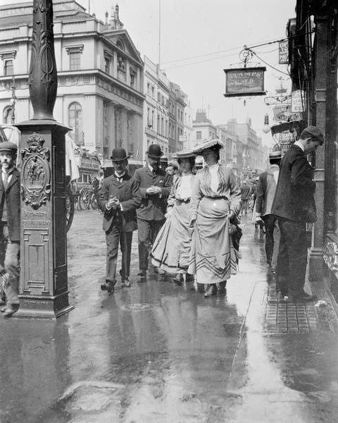Улица Оксфорд-стрит в Лондоне после дождичка, Великобритания, 1889..0
