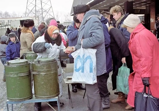Уличная торговля на выходе со станции метрополитена «..0