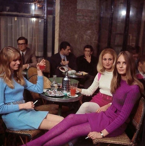 В одном из парижских кафе, Франция, 1966 год

Мы в ТГ..0