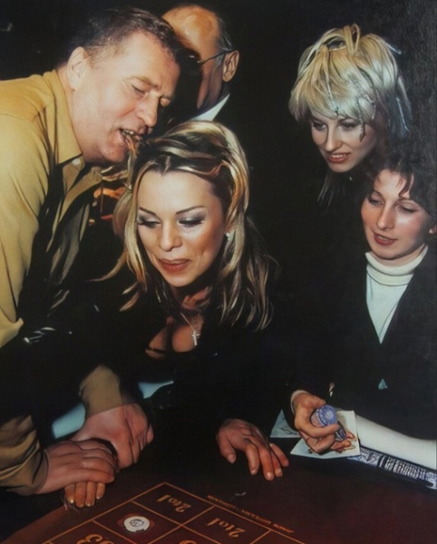 Владимир Жириновский и Ирина Салтыкова в казино, 1990-е годы

Мы в..0