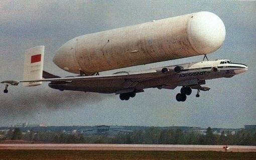 ВМ-Т «Атлант» перевозит топливный бак для ракетоносителя..0