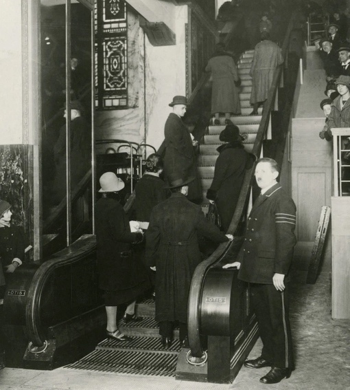 Запуск первого эскалатора в универмаге . Германия , 1925 г .

Мы в ТГ..0