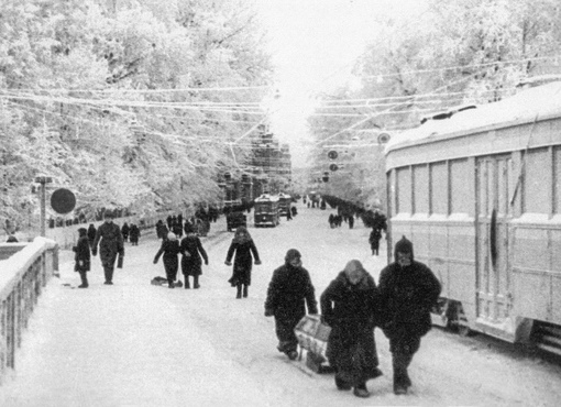 Жители блокадного Ленинграда , зима 1941 г .

Мы в ТГ..0