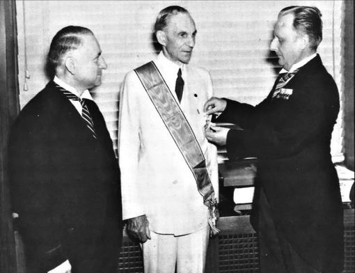 30 июля 1938 года (к 75-летию) Генри Форд был награжден Железным..0