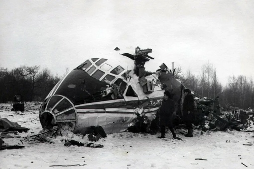 7 февраля 1981 года упал самолет ТУ-104 с командованием..0