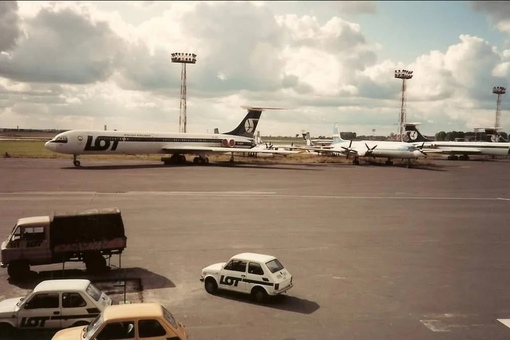Аэропорт Окенце в Варшаве, Польша, 1980-е годы.

Мы в ТГ..0