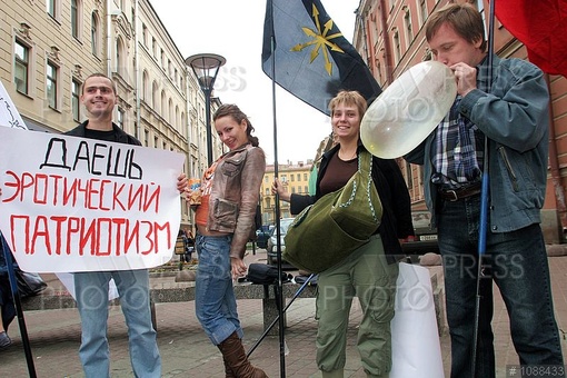 Активисты агитировали горожан не пользоваться презервативами,..4