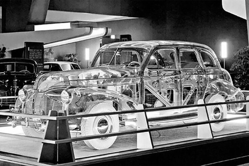 Автомобиль-призрак Pontiaс Plexiglas 1939 года

Посетители павильона Highways..1