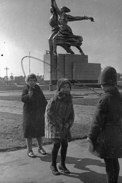 Девочки со скакалкой у скульптуры «Рабочий и колхозница», 1940..0